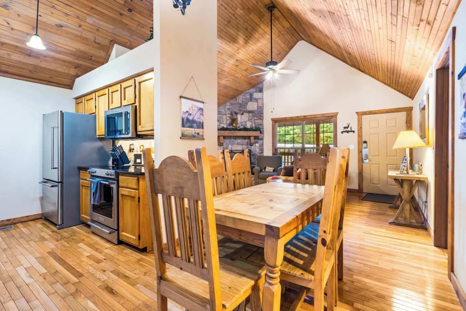 Cabin, Multiple Beds, Balcony, Garden View (Baldknobber Ridge Escape) | Private kitchen | Coffee/tea maker
