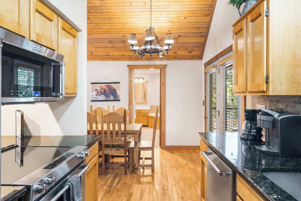 Cabin, Multiple Beds, Balcony, Garden View (Baldknobber Ridge Escape) | Private kitchen | Coffee/tea maker