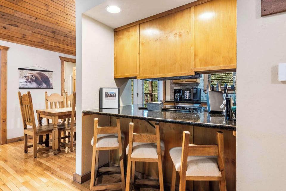 Cabin, Multiple Beds, Balcony, Garden View (Baldknobber Ridge Escape) | Dining