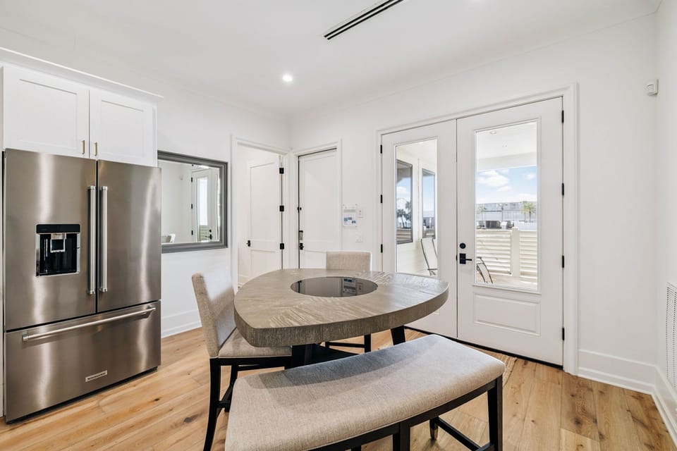 1st Floor Kitchenette with Seating for 4