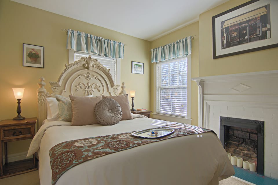 Comfort Room, Non Smoking | Individually decorated, individually furnished, iron/ironing board