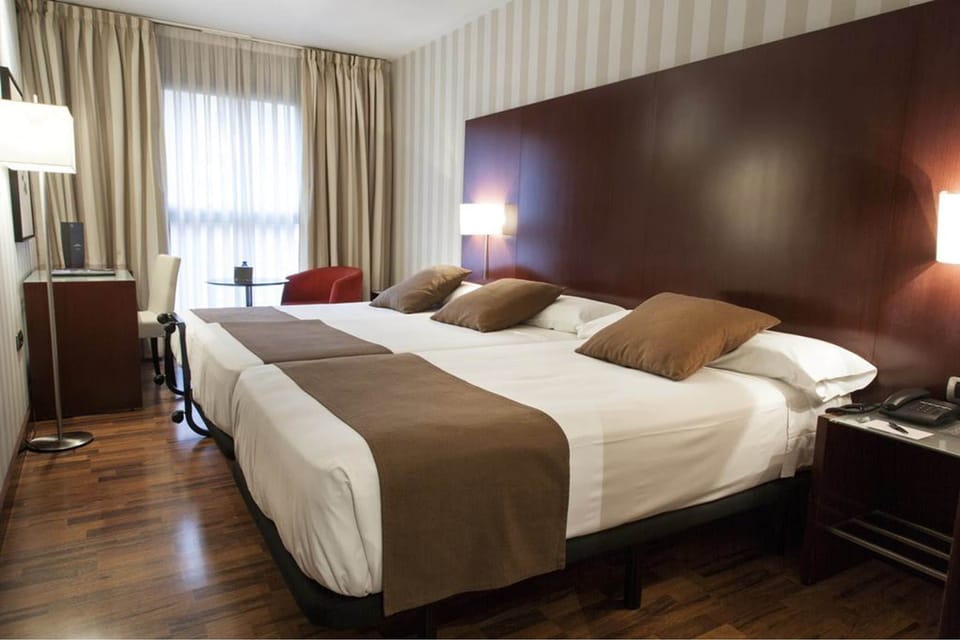 Double Room with Extra Bed | Minibar, in-room safe, desk, laptop workspace
