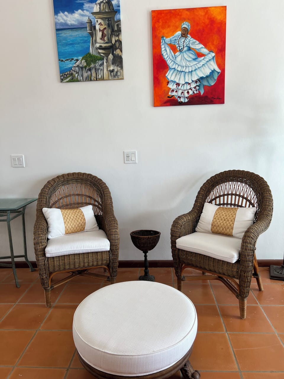 Additional seating area for reading.