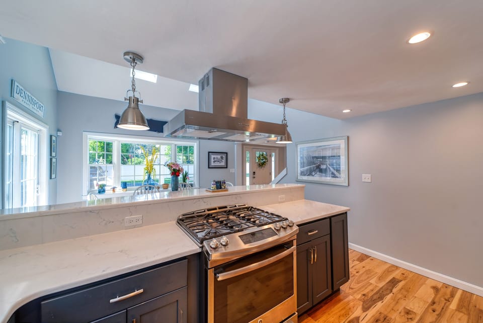kitchen, nice oven!