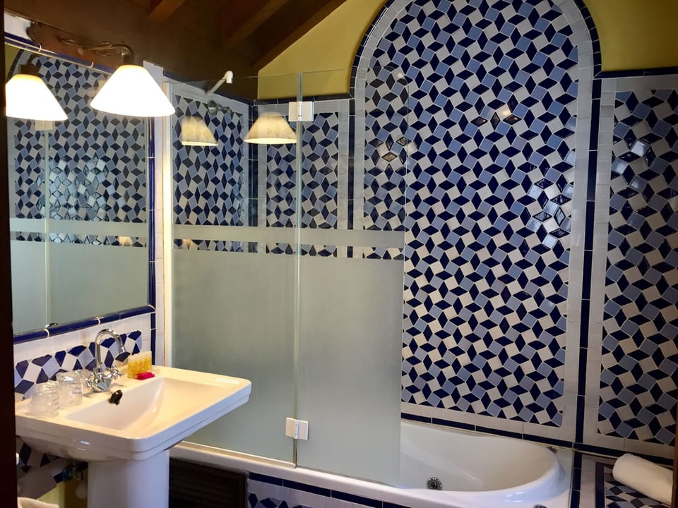 Superior Double Room | Bathroom | Free toiletries, hair dryer, towels