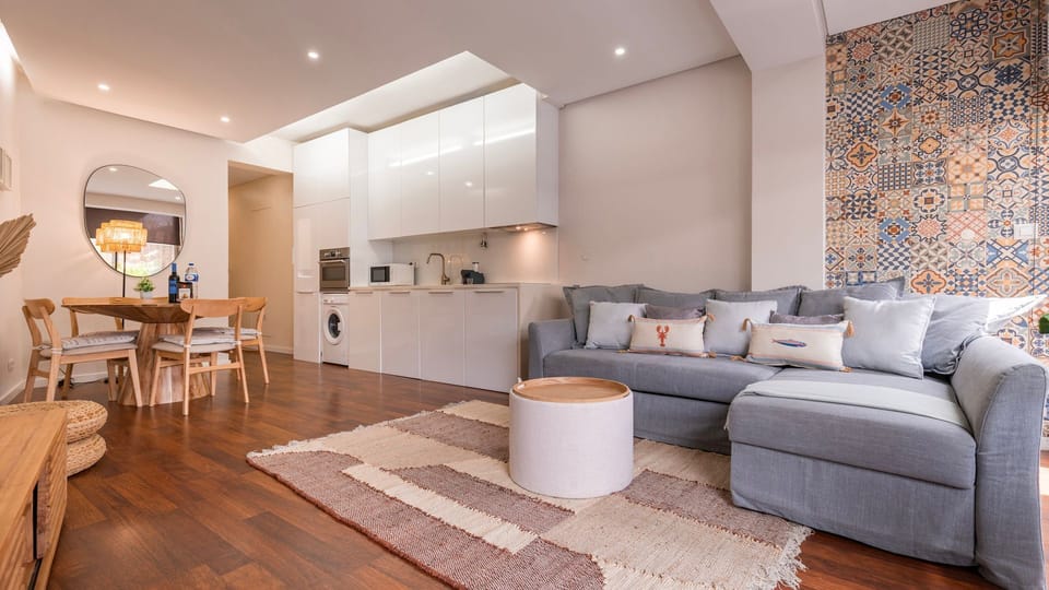The apartment has a spacious living area with direct access to the patio and to the kitchenette.
#comfort #naturallight #openconcept  #portugal #pt #lisbon