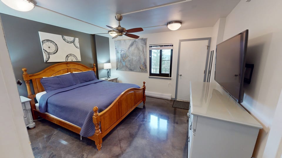 Screen, Indoors, Appliance, Ceiling Fan, TV