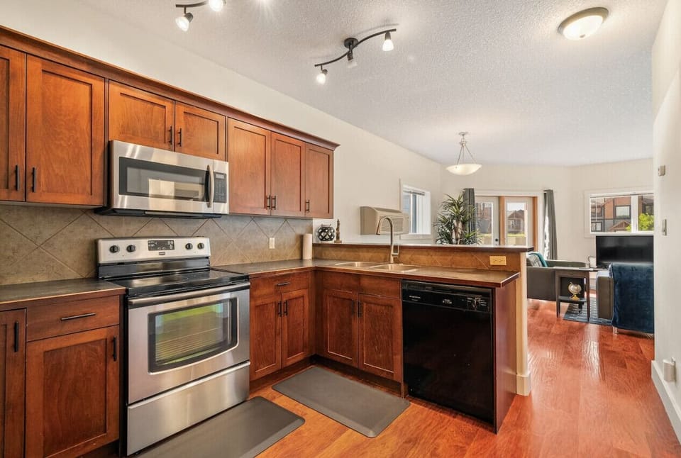 Full kitchen with a drip coffee machine, blender & more.