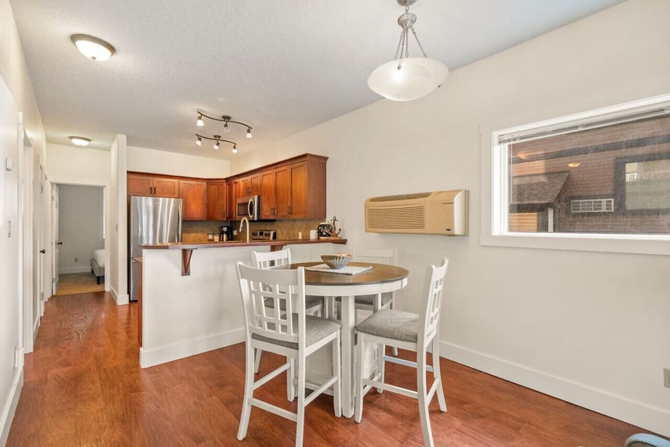 Dining table with 4 seats.