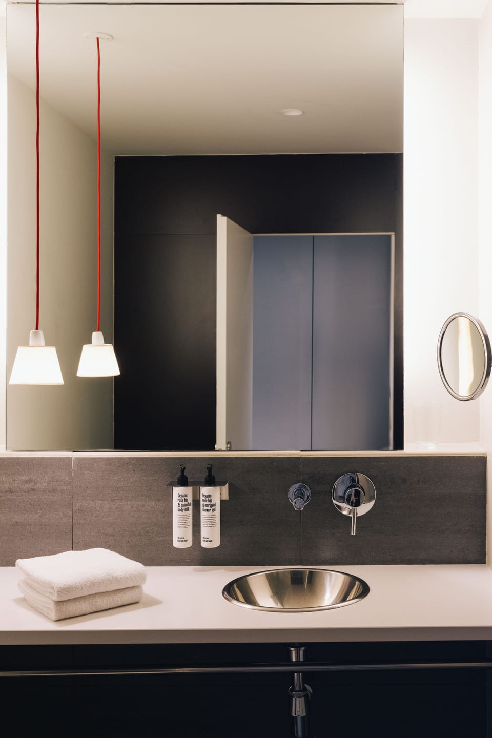 Combined shower/tub, designer toiletries, hair dryer, bidet