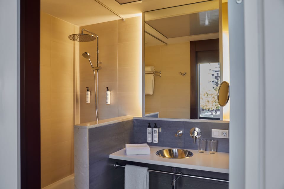 Superior Room | Bathroom | Combined shower/tub, designer toiletries, hair dryer, bidet