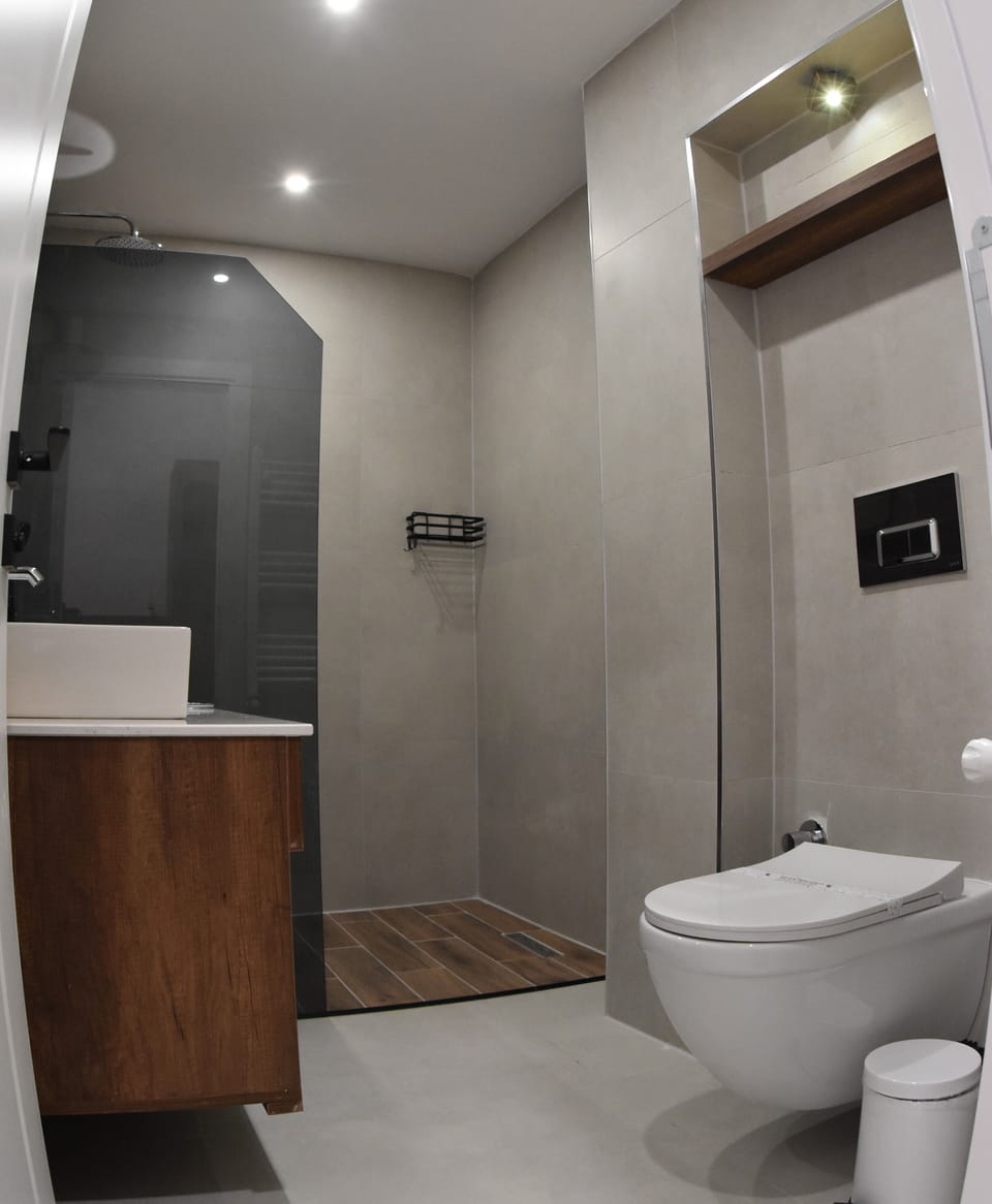 Shower, rainfall showerhead, free toiletries, hair dryer