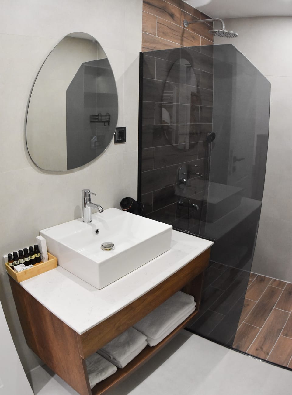 Shower, rainfall showerhead, free toiletries, hair dryer