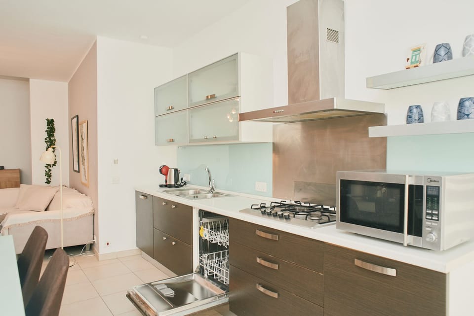 Fully equipped kitchen w/ dishwasher