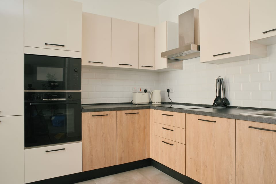 Fully equipped kitchen (2)