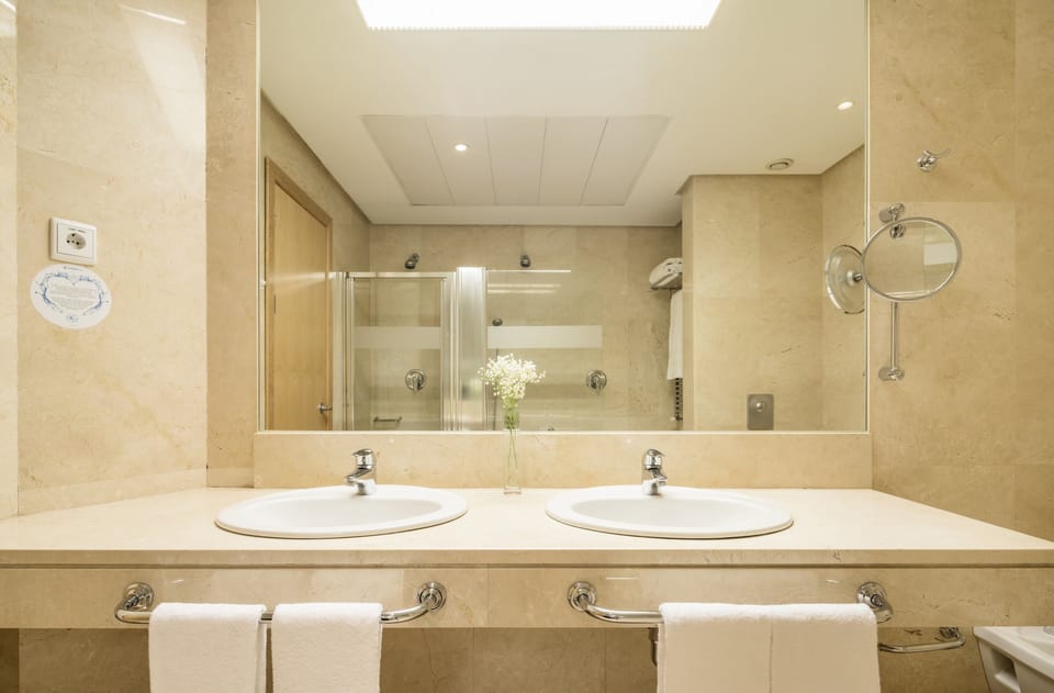 Combined shower/tub, eco-friendly toiletries, hair dryer, bidet
