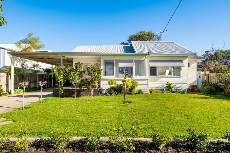 Cute, chick, stylish property, walking distance to town 