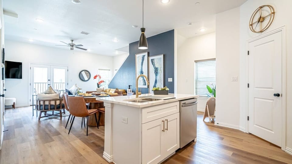 Fully equipped chef’s kitchen with full-size appliances, cookware, utensils, and plenty of counter space—perfect for home-cooked meals or game day prep. Ideal for extended stays, family trips, and corporate housing near AT&T Stadium.