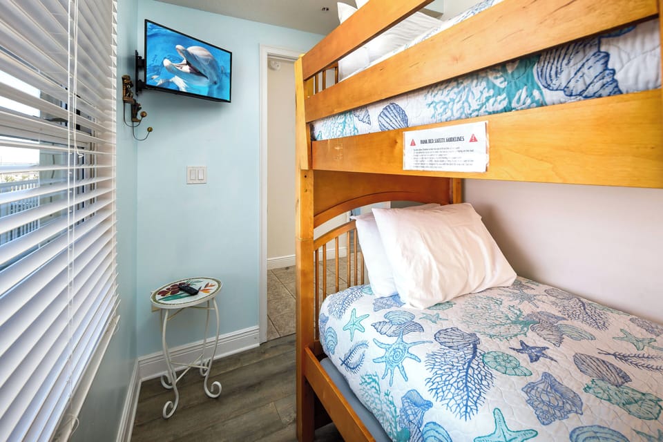 Bunk Room - Waters Edge Resort Unit 510 Okaloosa Island Fort Walton Beach Vacation Rentals