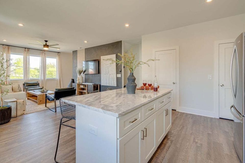 Breakfast bar and dining seating