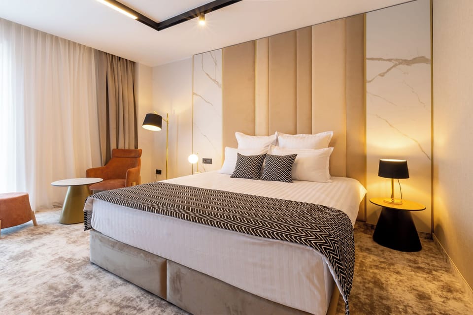 Business Double Room | In-room safe, desk, soundproofing, free WiFi