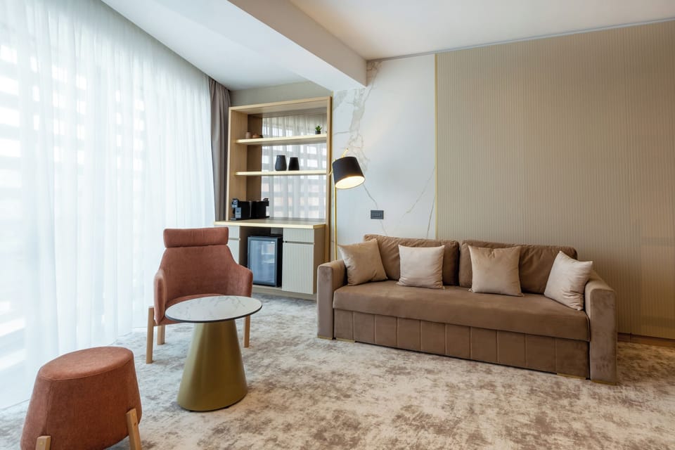 In-room safe, desk, soundproofing, free WiFi