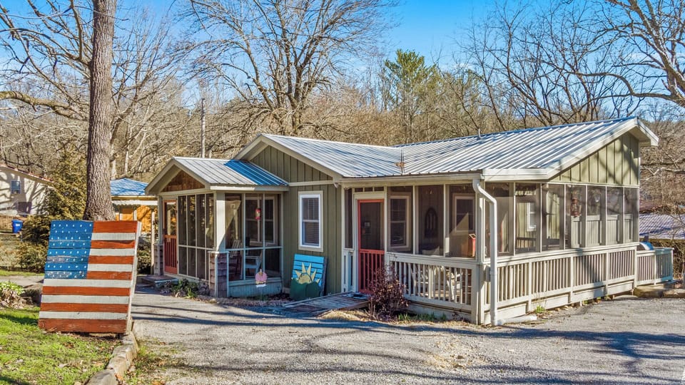 Walnut Cottage-one block from downtown Mentone