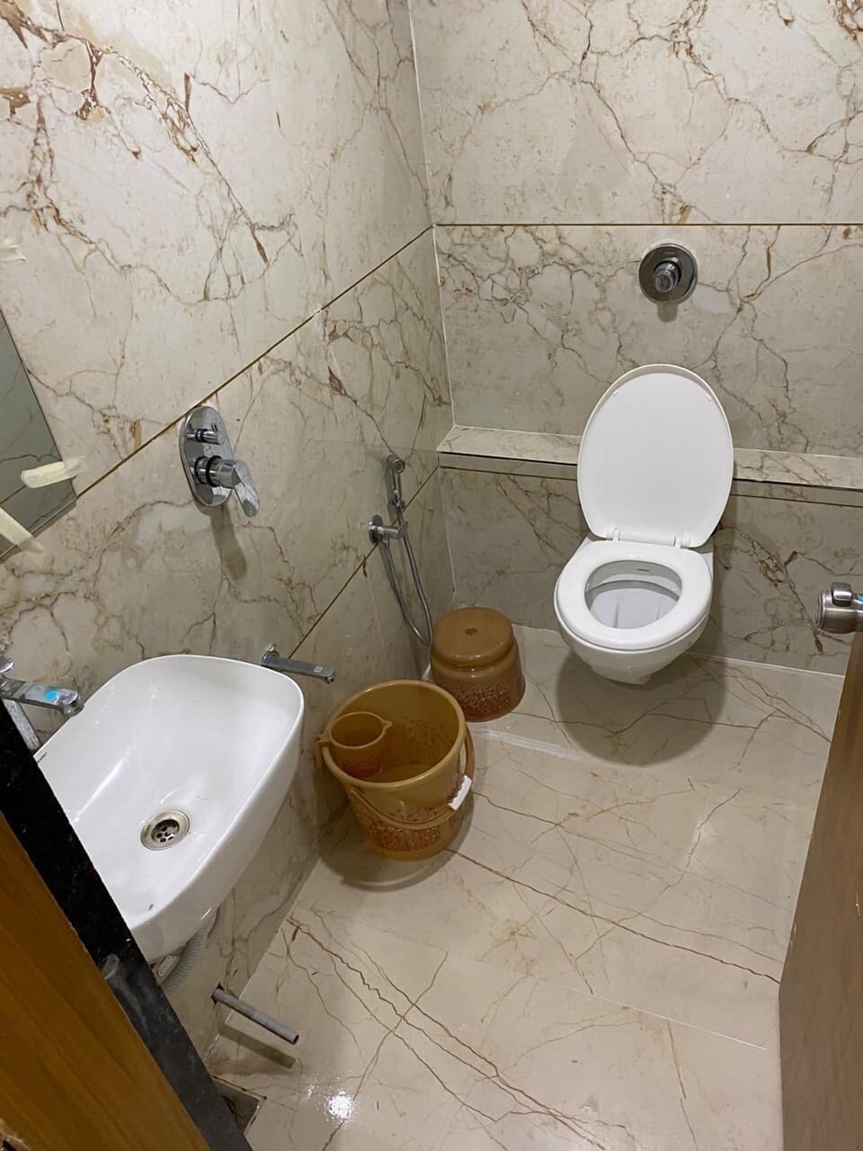Deluxe Room, City View | Bathroom | Shower, towels, soap, shampoo