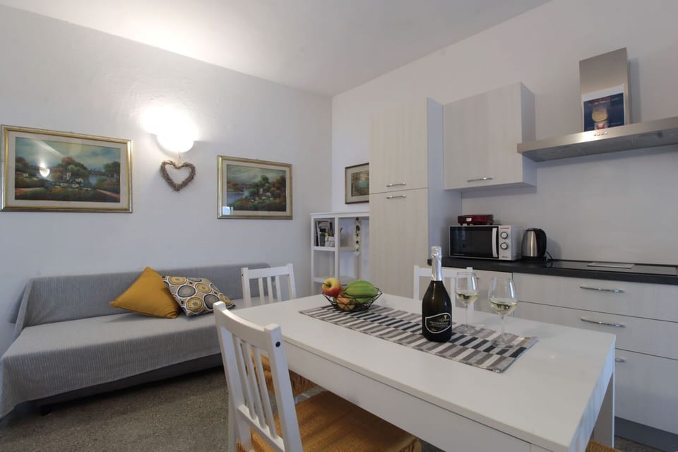 Autumn, Dining Room, Living Room, Spring, Summer