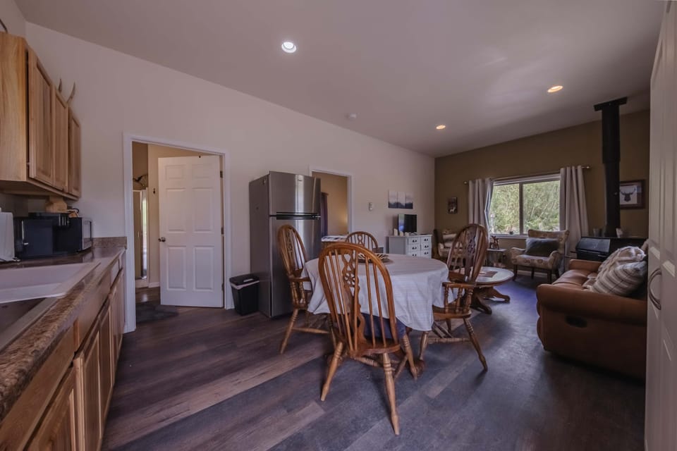 Cabin, 1 Queen Bed, Patio, Mountain View (Saddlehorn Ridge Cabin) | Interior