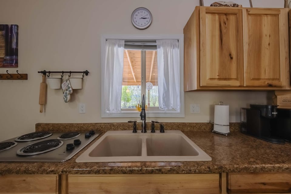 Cabin, 1 Queen Bed, Patio, Mountain View (Saddlehorn Ridge Cabin) | Private kitchen | Coffee/tea maker