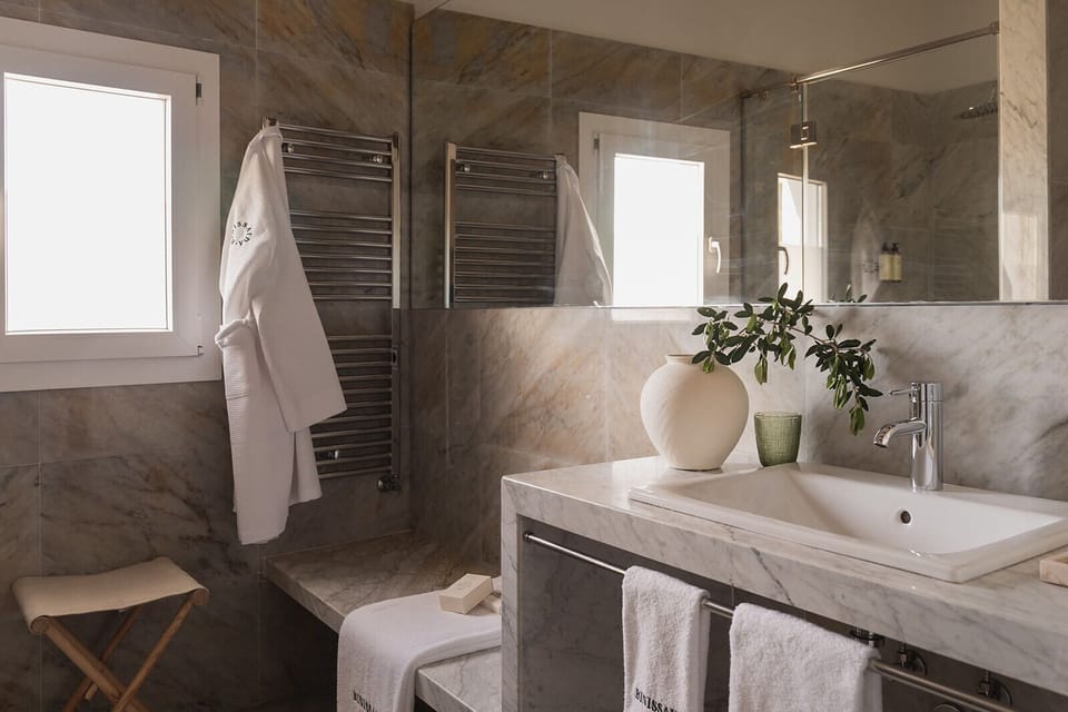 Junior Suite | Bathroom | Free toiletries, hair dryer, bathrobes, towels