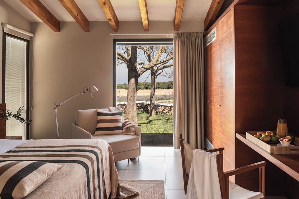 In-room safe, cribs (free), WiFi (free), bed sheets