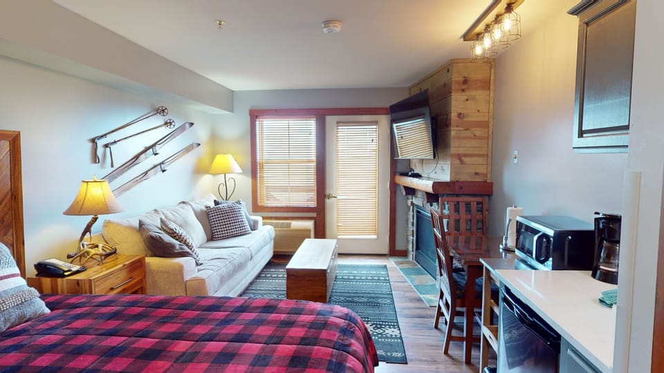 Indoors, Screen, Furniture, Living Room, Lamp