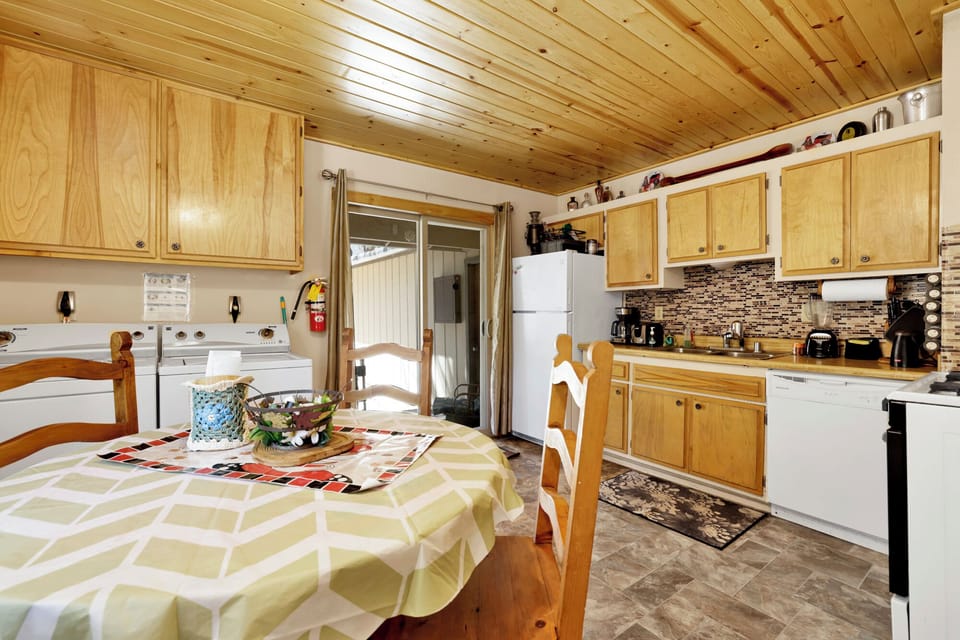 Cabin, Multiple Beds, Hot Tub, Mountain View | Private kitchen
