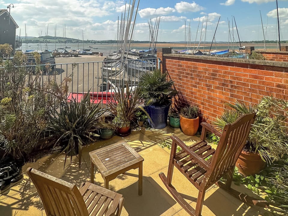 Sitting-out-area | Estuary Court, Exmouth