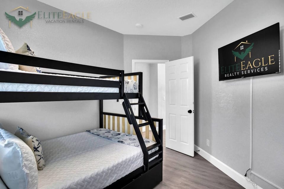 Bunk Room sleeps 4:

Bed 1: Queen
Bed 2: Twin
Bed 3: Trundle twin 