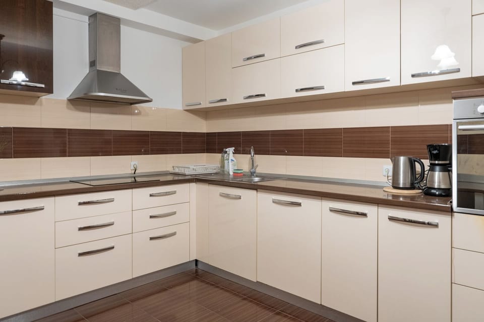 Full-size fridge, microwave, oven, stovetop
