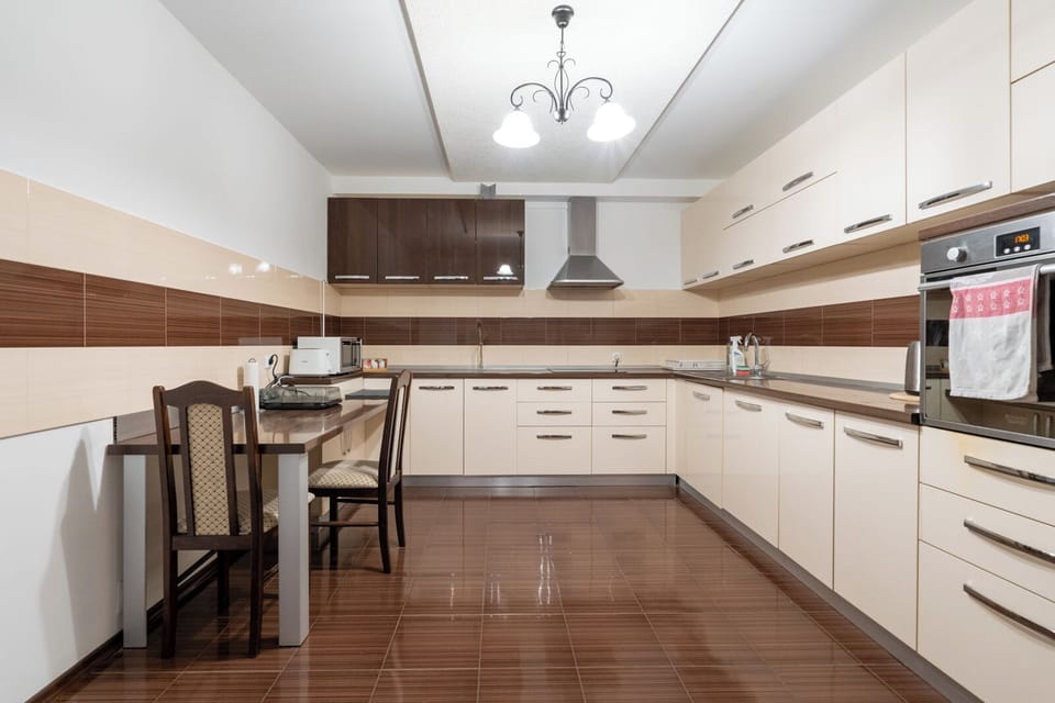 Full-size fridge, microwave, oven, stovetop