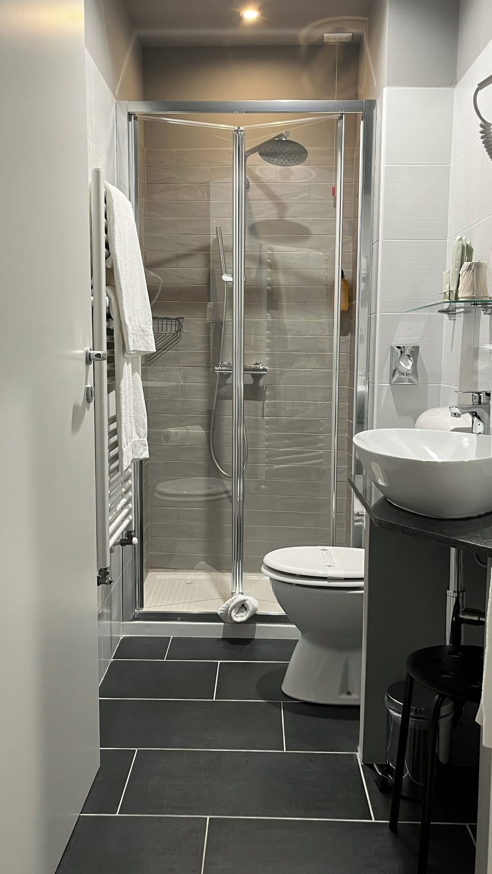 Standard Room, 1 Queen Bed, Non Smoking | Bathroom | Slippers