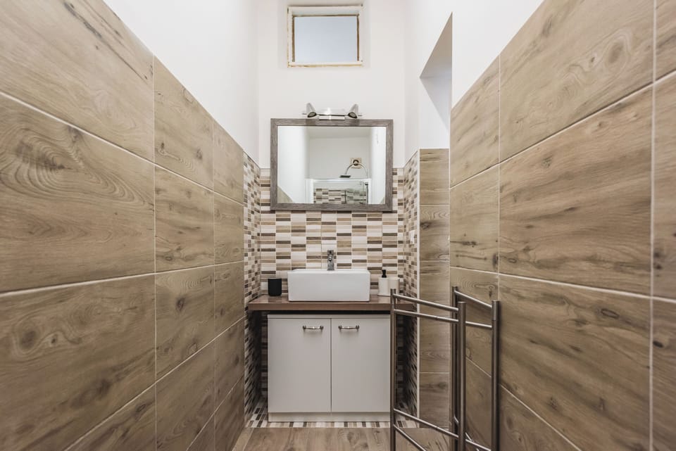 Apartment, Balcony | Bathroom | Shower, rainfall showerhead, free toiletries, hair dryer