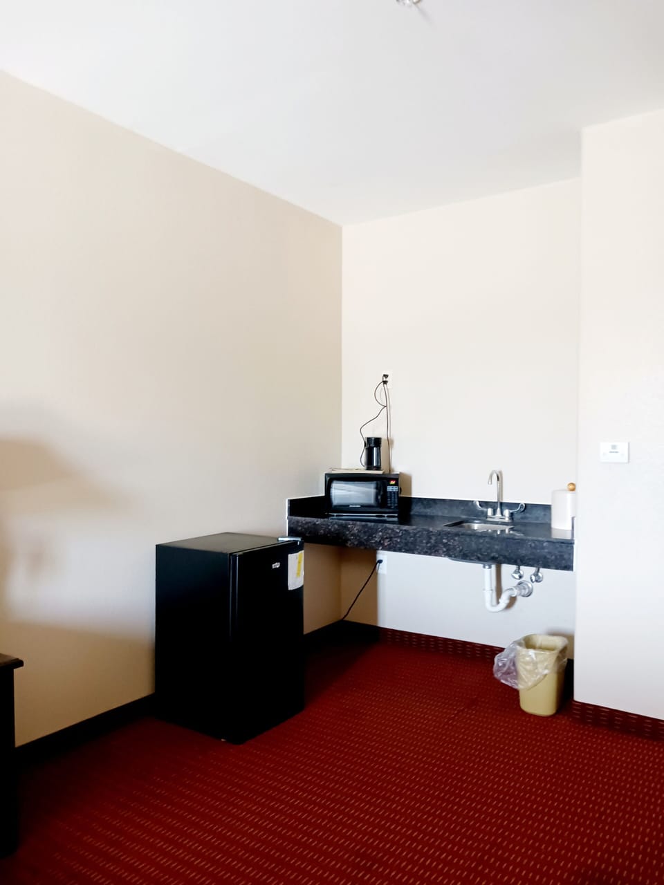 Suite | Private kitchenette | Mini-fridge, microwave, coffee/tea maker