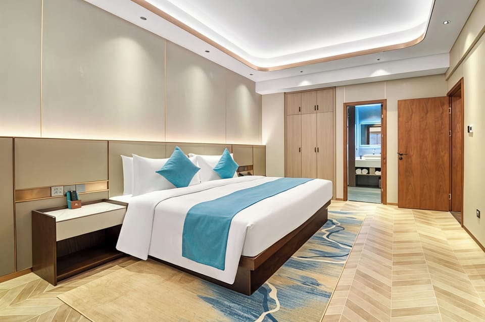 Business Suite, 1 King Bed | Premium bedding, pillowtop beds, minibar, desk