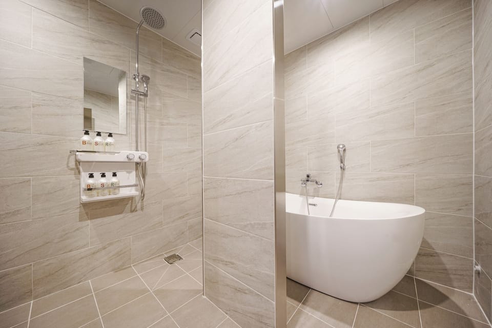 Deluxe Double Room, City View | Bathroom | Designer toiletries, hair dryer, bathrobes, slippers