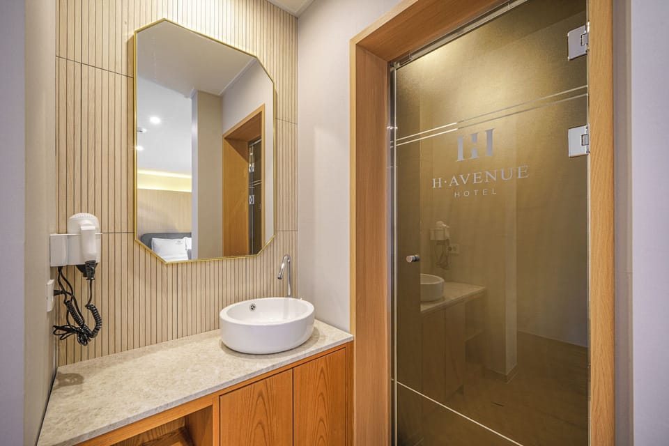 Deluxe Double Room, City View | Bathroom | Designer toiletries, hair dryer, bathrobes, slippers