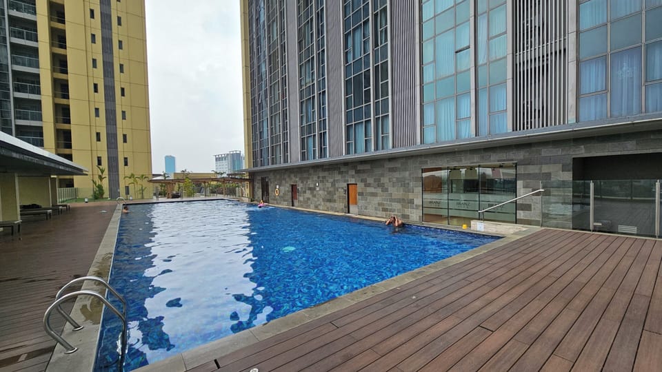 2 outdoor pools