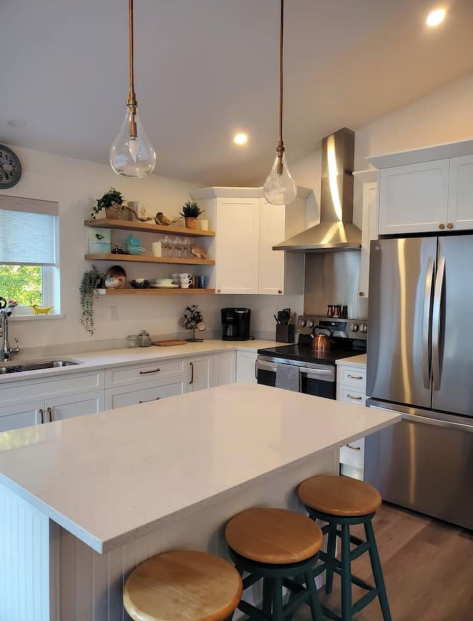 Large island, perfect for preparing meals.