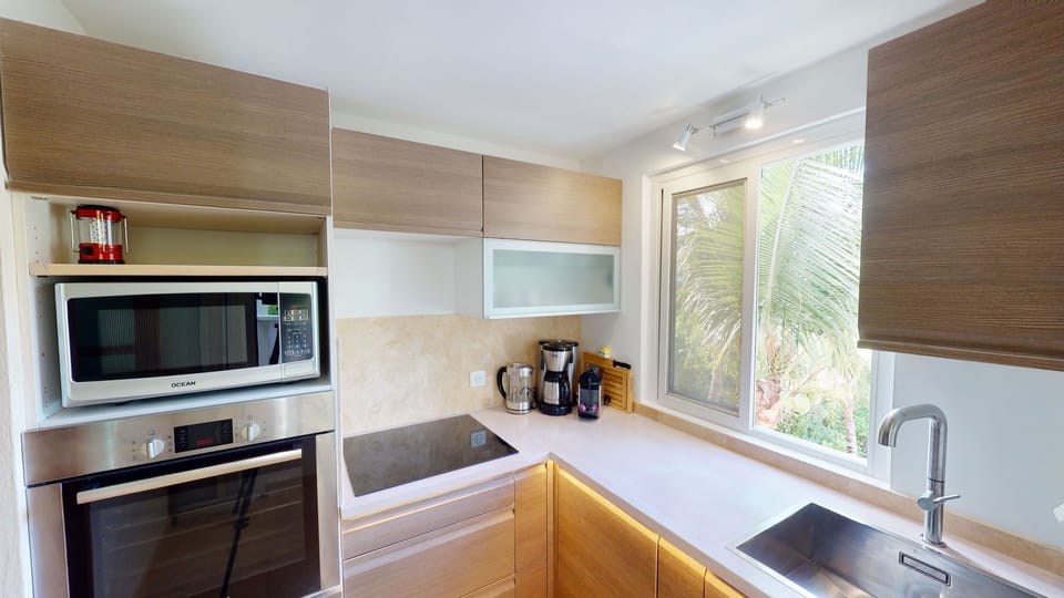 Comfort Studio, 1 Bedroom (Laguna) | Private kitchen | Fridge, microwave