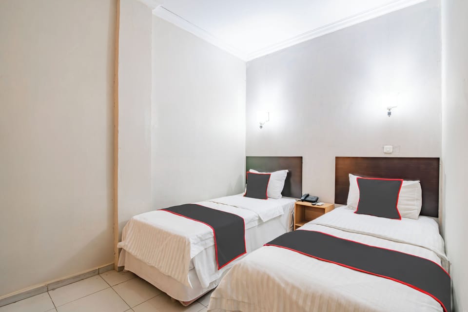 Standard Twin Room | Desk, laptop workspace, free WiFi, bed sheets