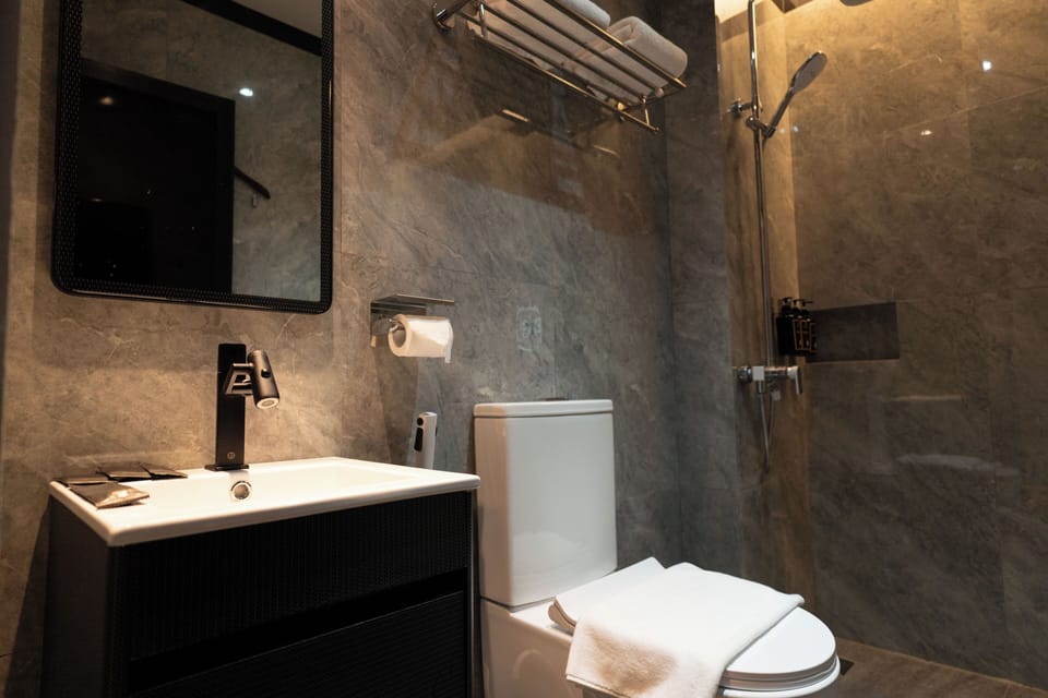 Deluxe Twin Room | Desk, laptop workspace, free WiFi, bed sheets